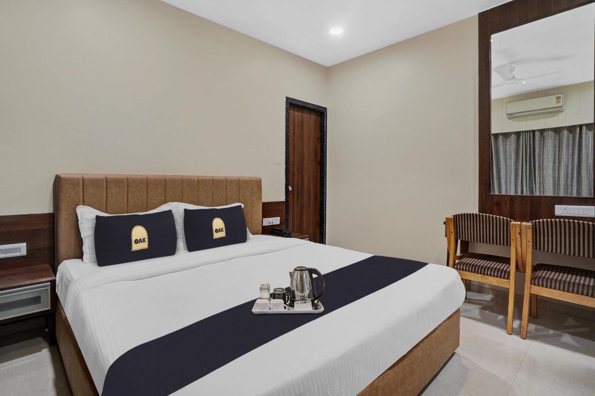 Clubhouse Hotel Raajpath Vadódara Exteriér fotografie