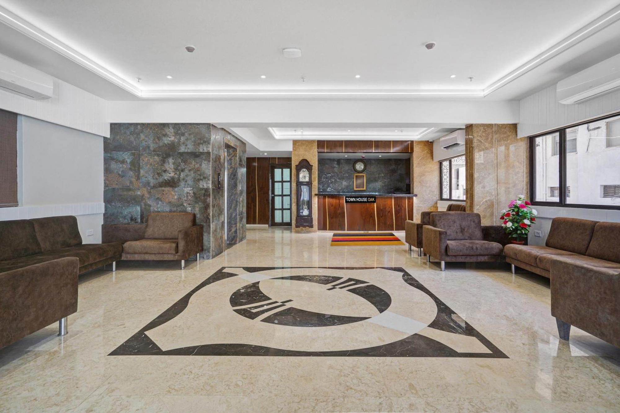 Clubhouse Hotel Raajpath Vadódara Exteriér fotografie
