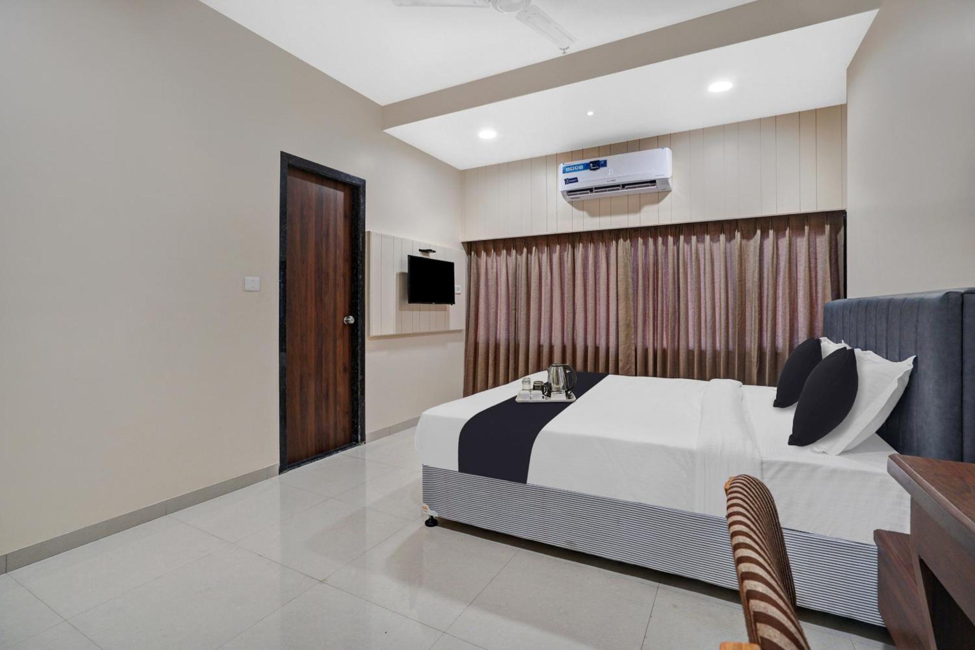 Clubhouse Hotel Raajpath Vadódara Exteriér fotografie