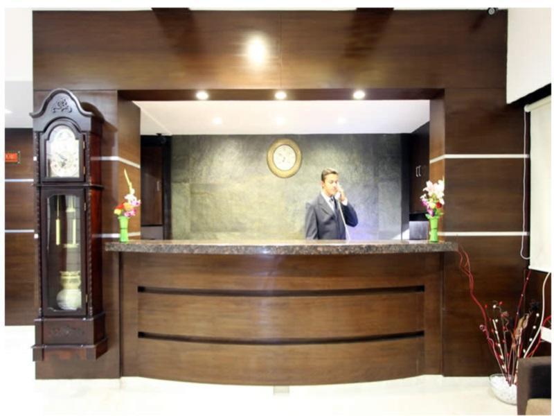 Clubhouse Hotel Raajpath Vadódara Exteriér fotografie